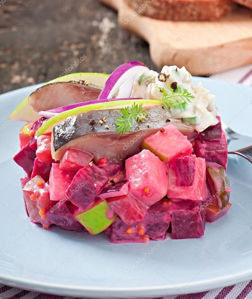 ENSALADA DE ARENQUE CON REMOLACHA Y NATA AGRIA